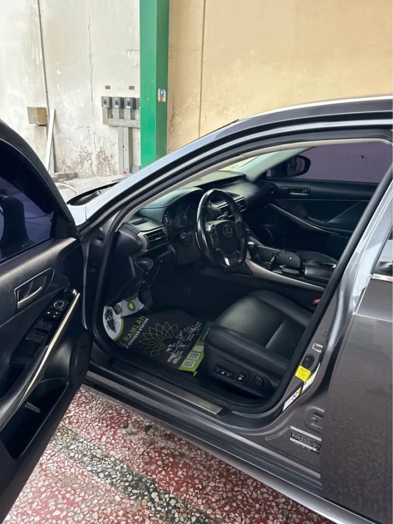 2018 Lexus IS in Dubai