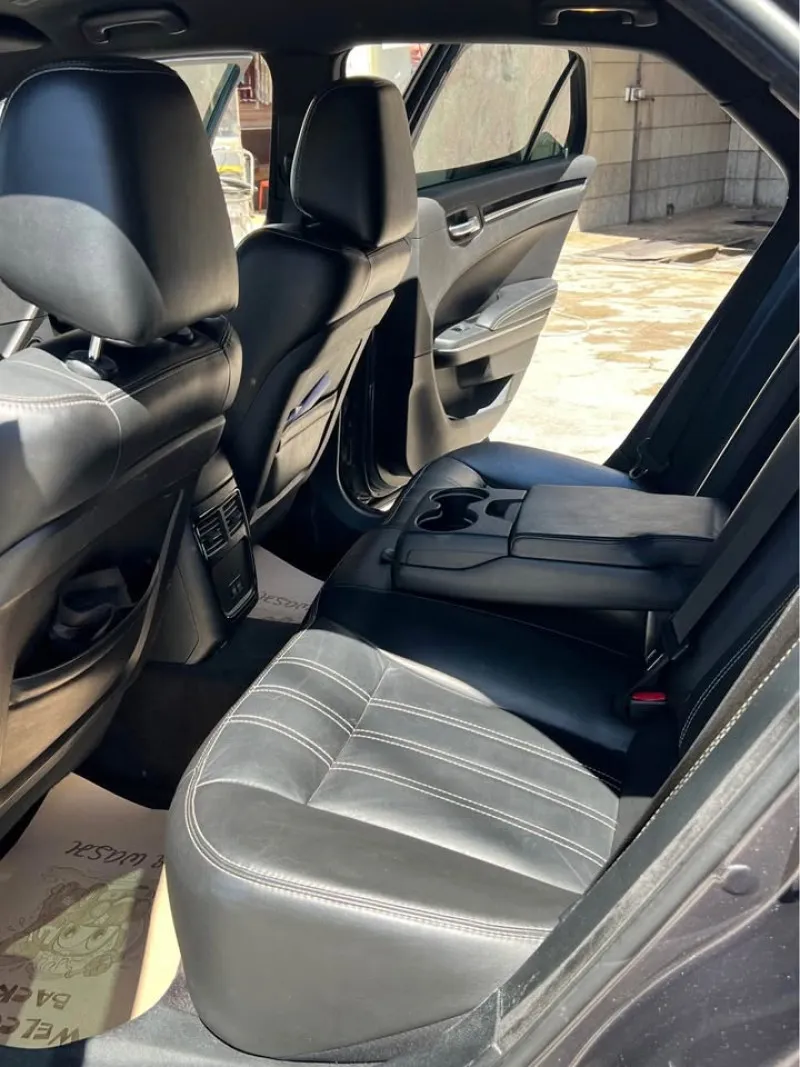 2019 Chrysler 300 in Dubai