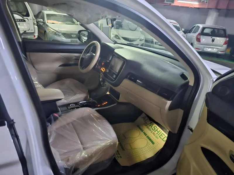 2023 Mitsubishi Outlander in Dubai