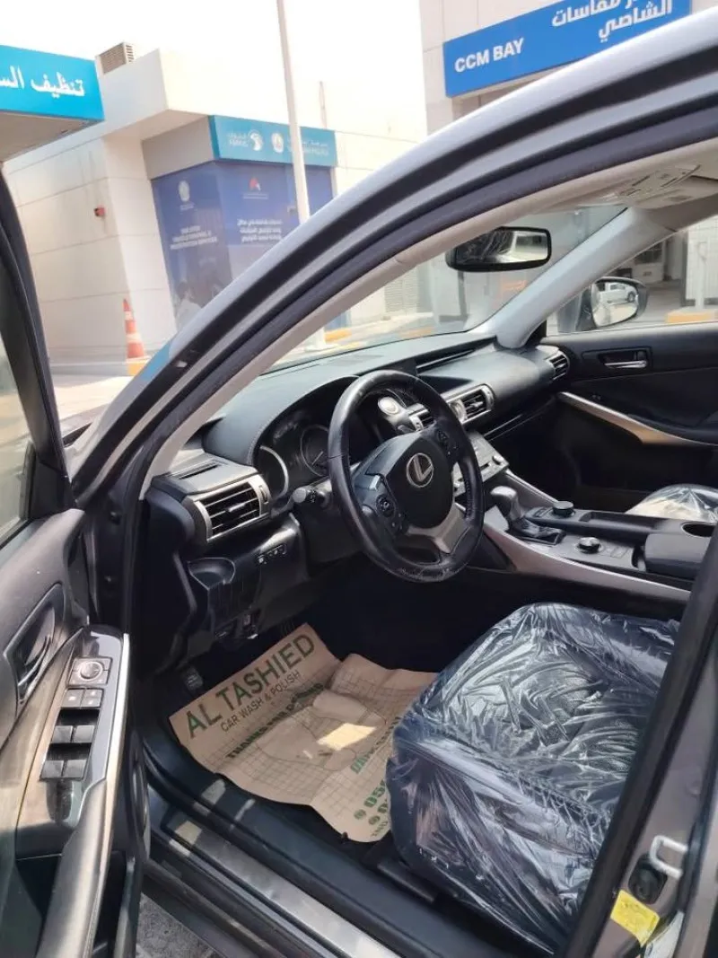 2015 لكزس اي اس in Dubai