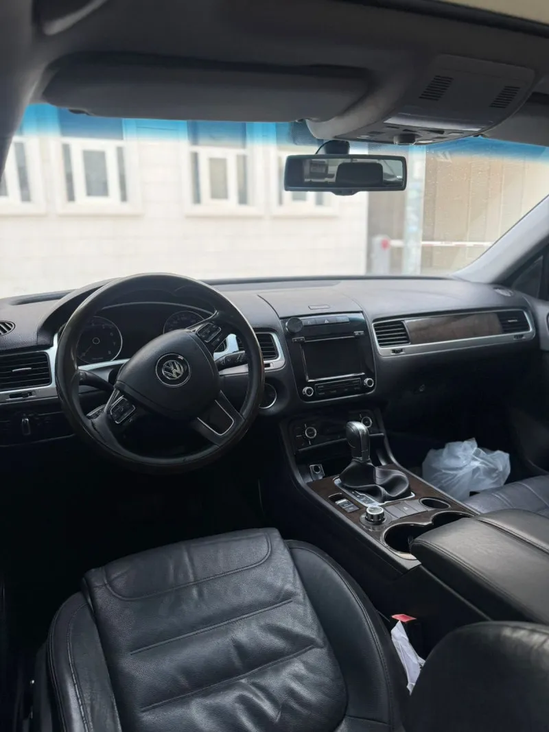 2014 Volkswagen Touareg in Dubai