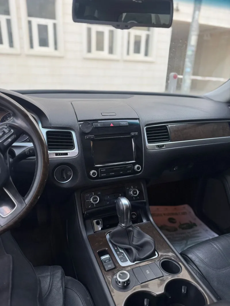 2014 Volkswagen Touareg in Dubai