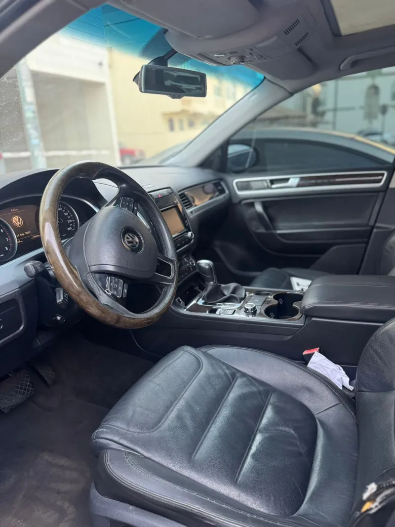 2014 Volkswagen Touareg in Dubai