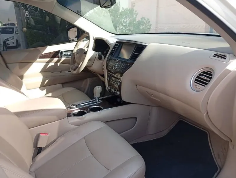 2015 نيسان باثفايندر in Dubai
