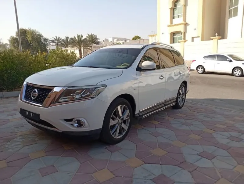 2015 نيسان باثفايندر in Dubai