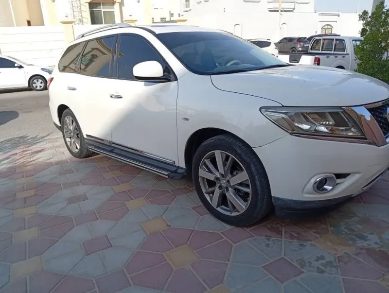 2015 نيسان باثفايندر in Dubai