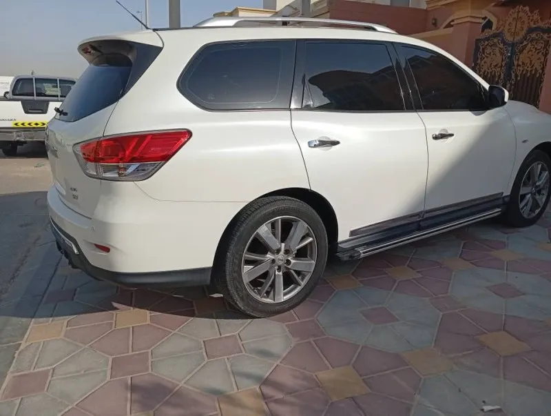 2015 نيسان باثفايندر in Dubai