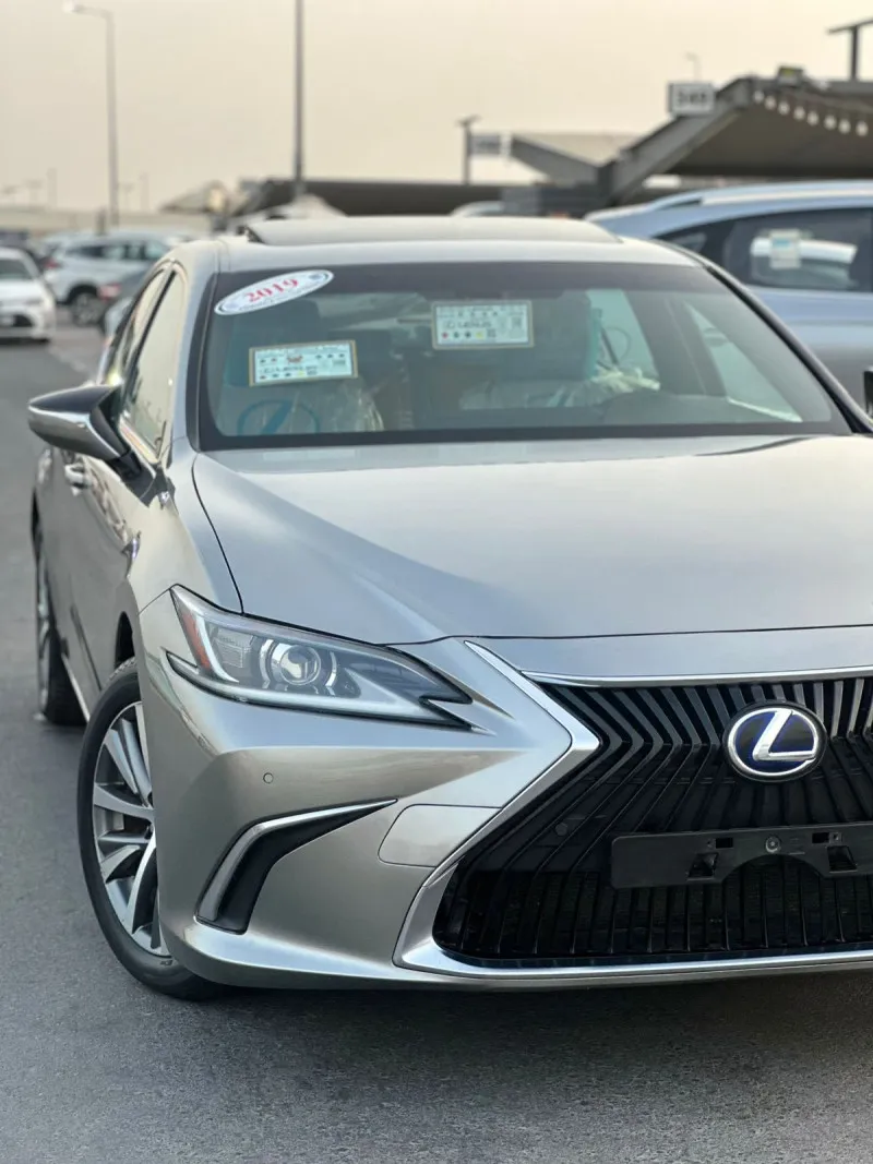 2020 Lexus ES in Dubai