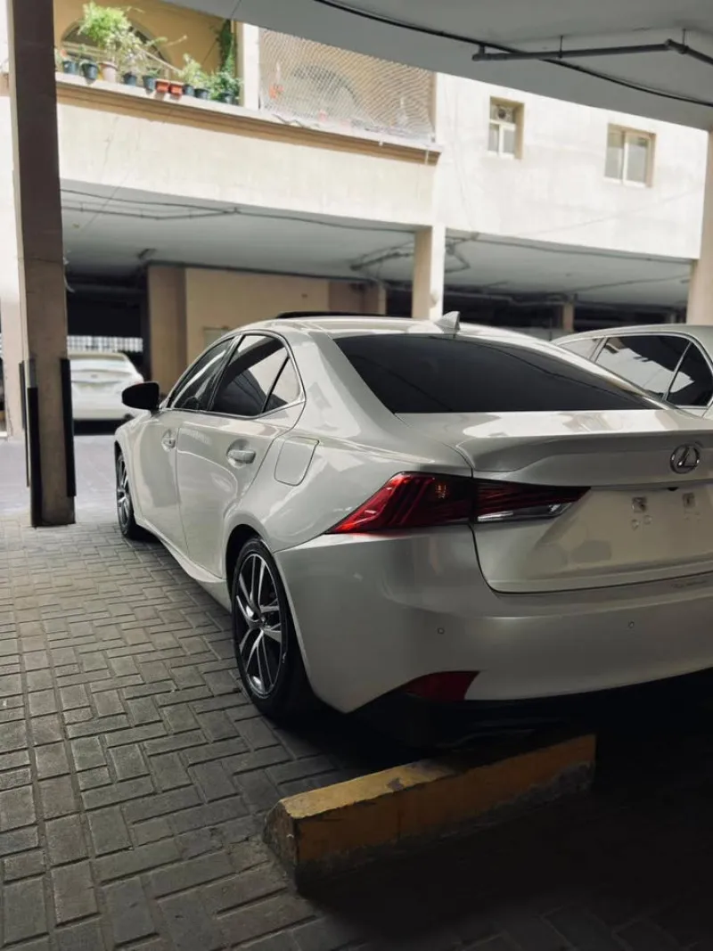 2020 لكزس أي أس ٣٠٠ in Dubai