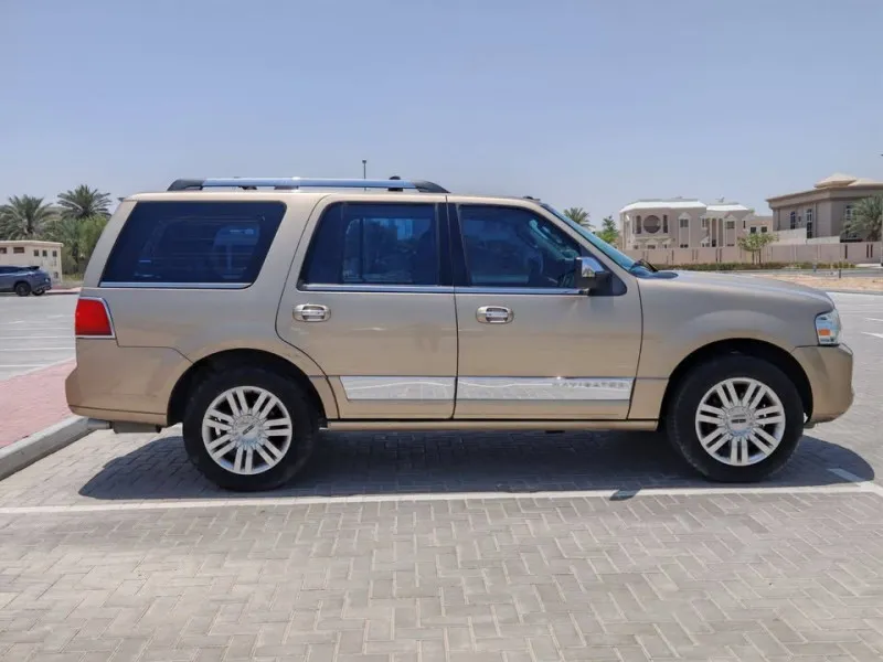 2014 لينكولن نافيجيتور in Dubai