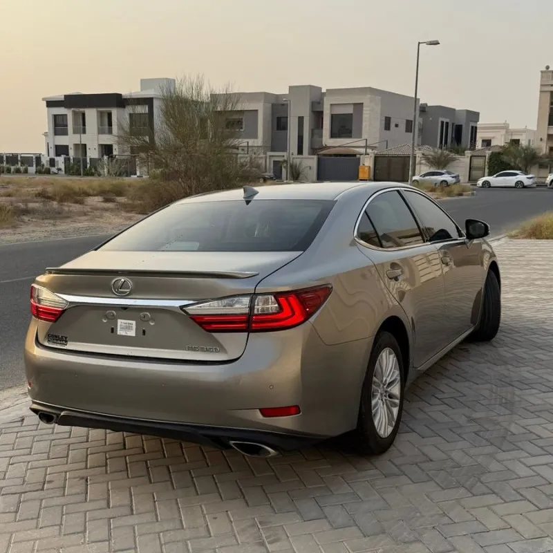 2017 Lexus ES in Dubai