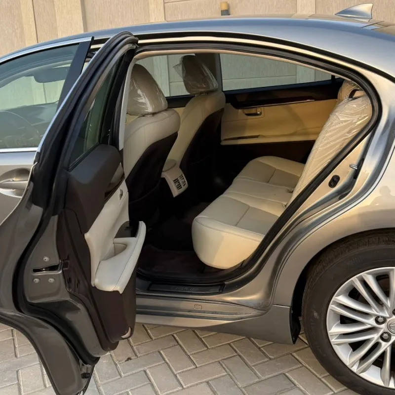2017 Lexus ES in Dubai