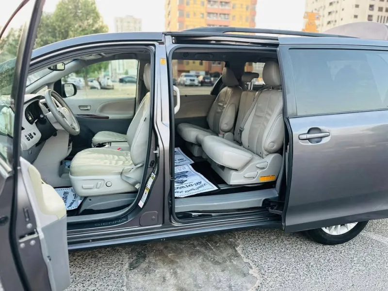 2012 تويوتا سيينا in Dubai