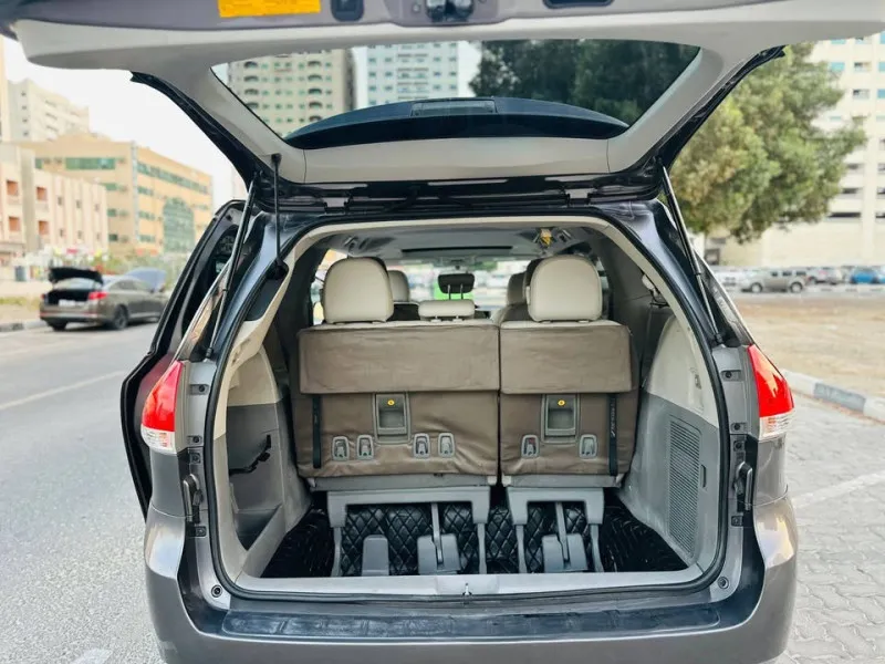 2012 تويوتا سيينا in Dubai