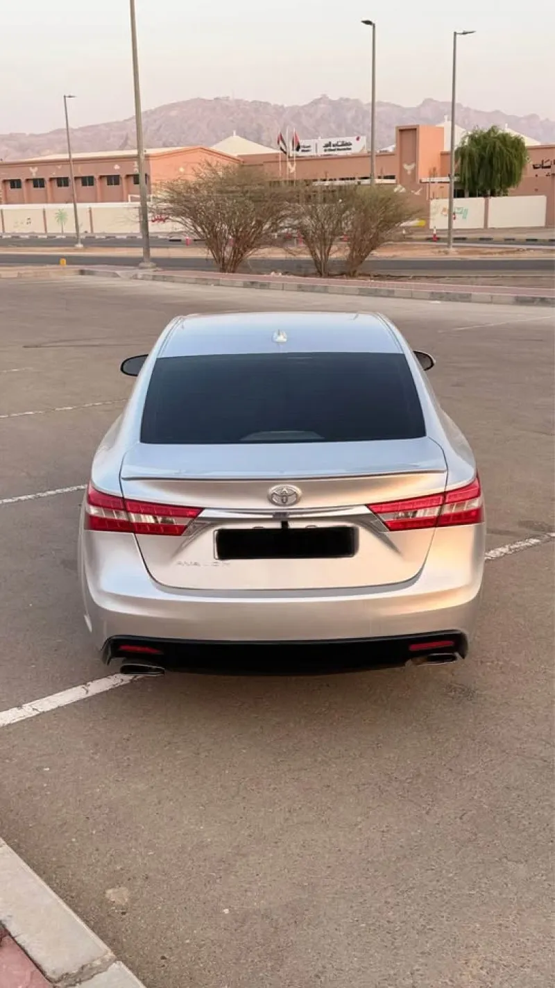 2013 تويوتا افالون in Dubai