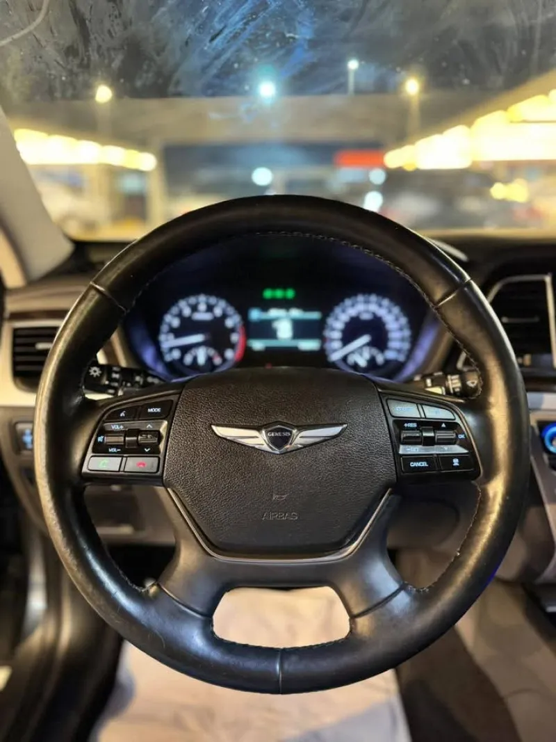 2017 جينيسس جي ٨٠ in Dubai