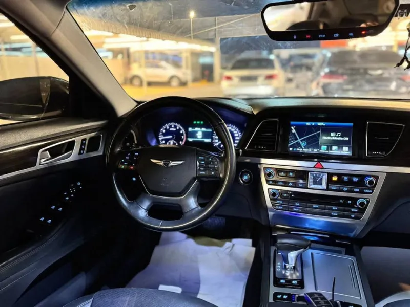 2017 جينيسس جي ٨٠ in Dubai
