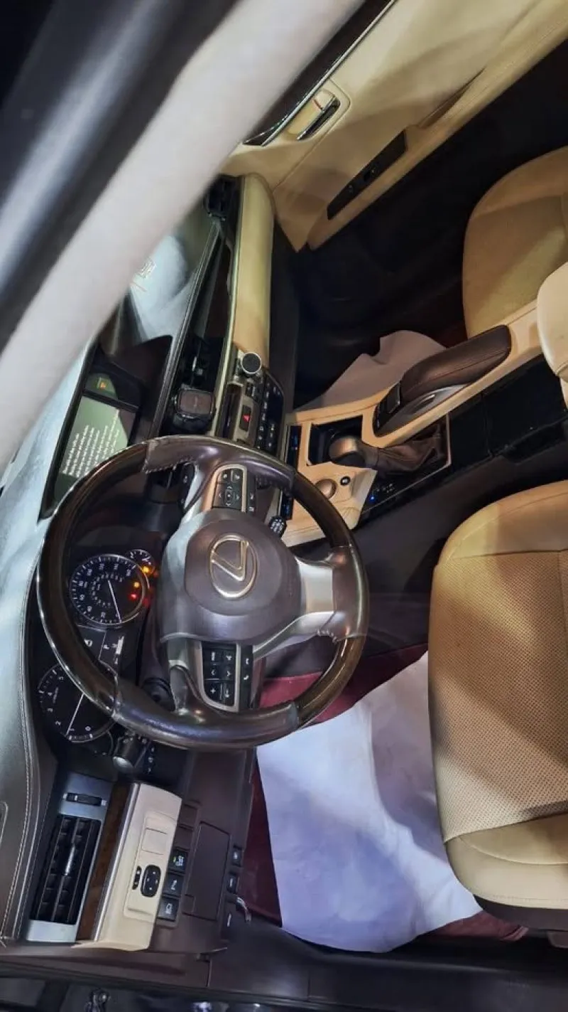 2016 Lexus ES in Dubai