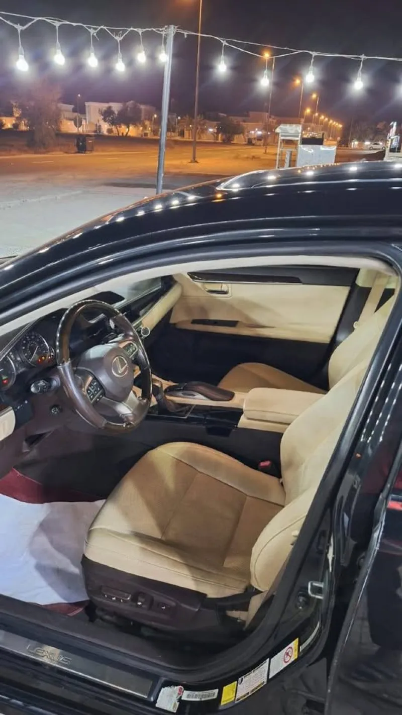 2016 Lexus ES in Dubai
