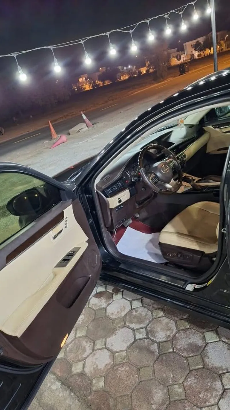 2016 Lexus ES in Dubai