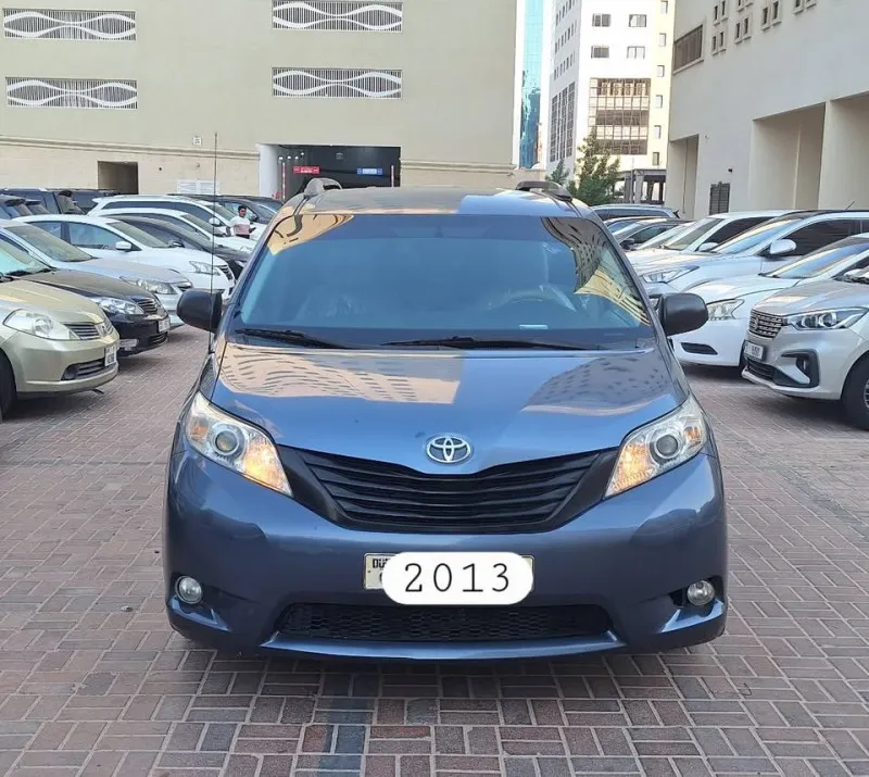 2013 Toyota Sienna in Dubai