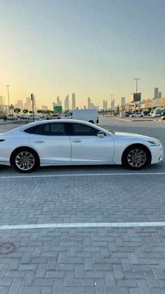 2018 لكزس اي اس in Dubai