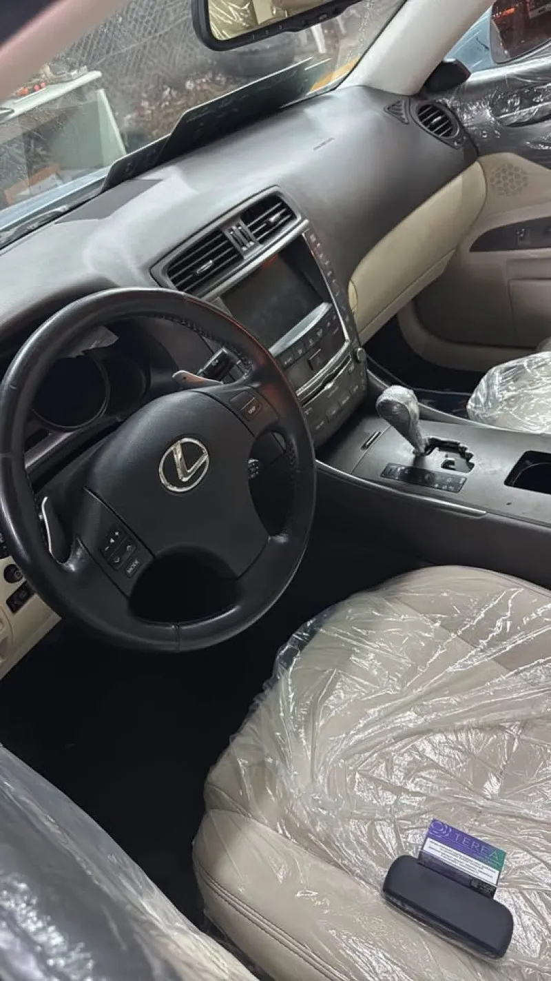 2009 لكزس اي اس in Dubai