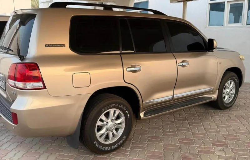 2011 تويوتا لاند كروزر in Dubai