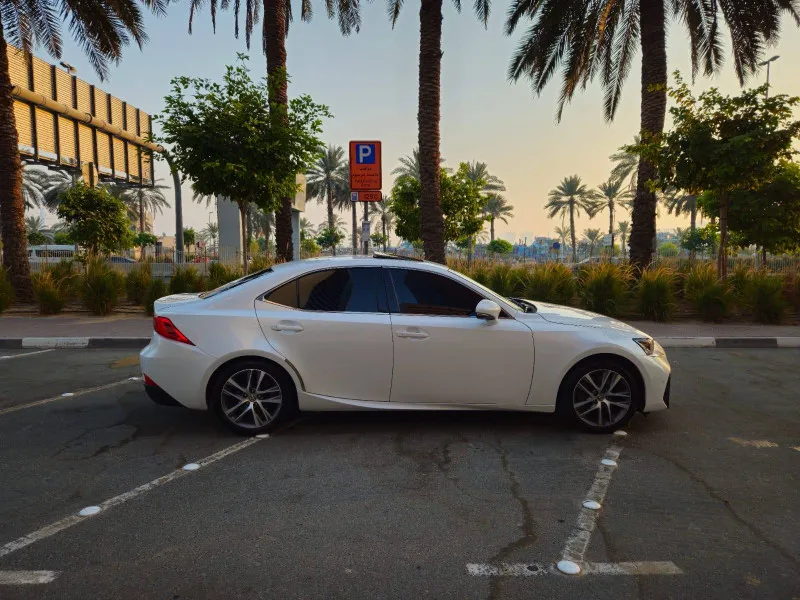 2019 لكزس أي أس ٣٠٠ in Dubai