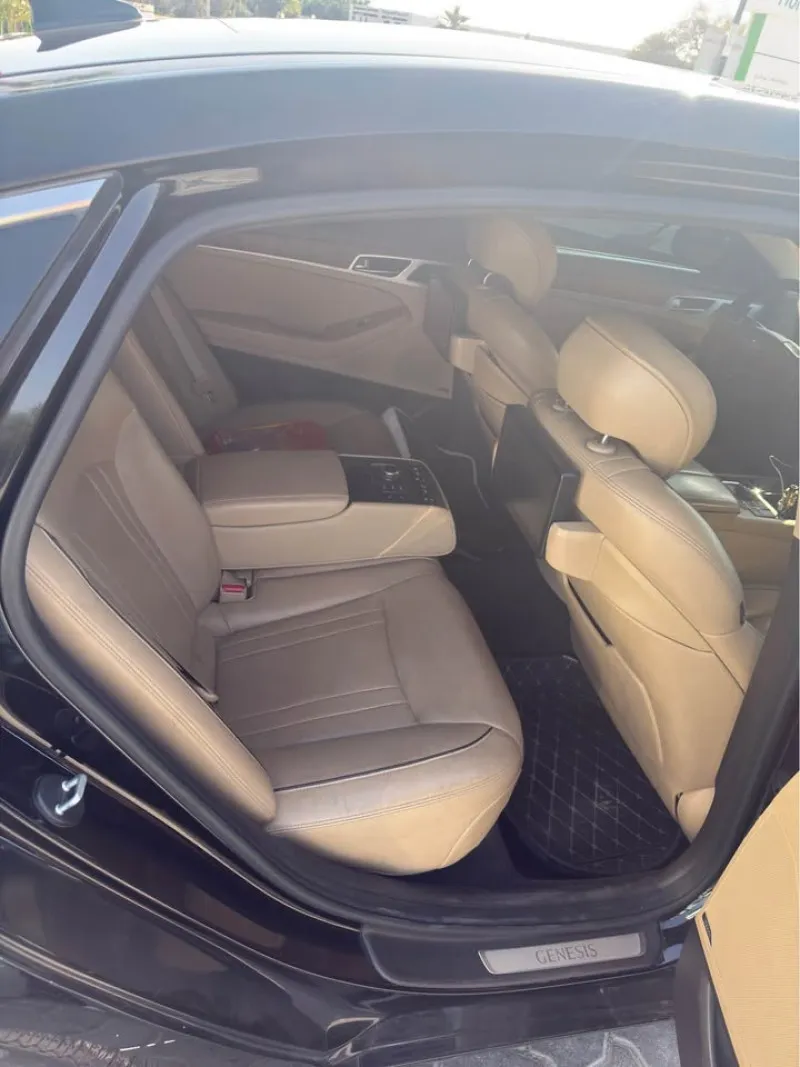 2015 جينيسس جي ٨٠ in Dubai