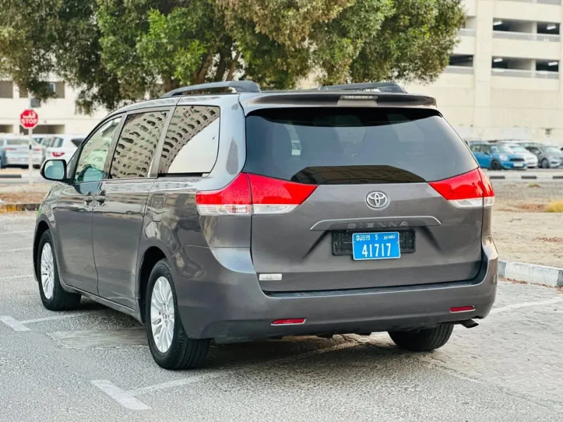 2012 Toyota Sienna in Dubai