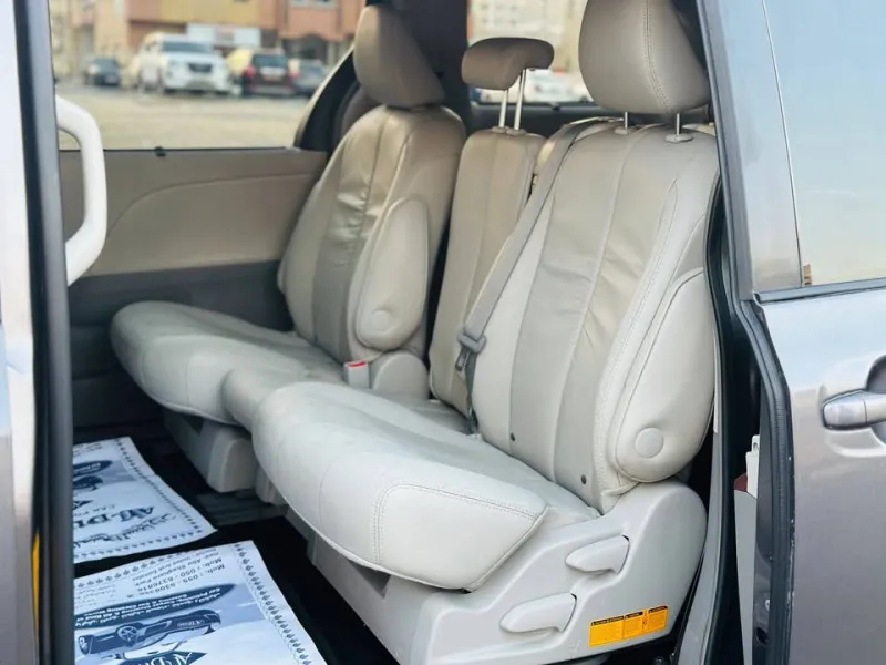2012 Toyota Sienna in Dubai
