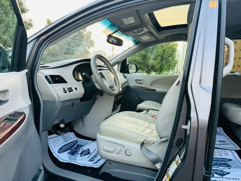 2012 Toyota Sienna in Dubai