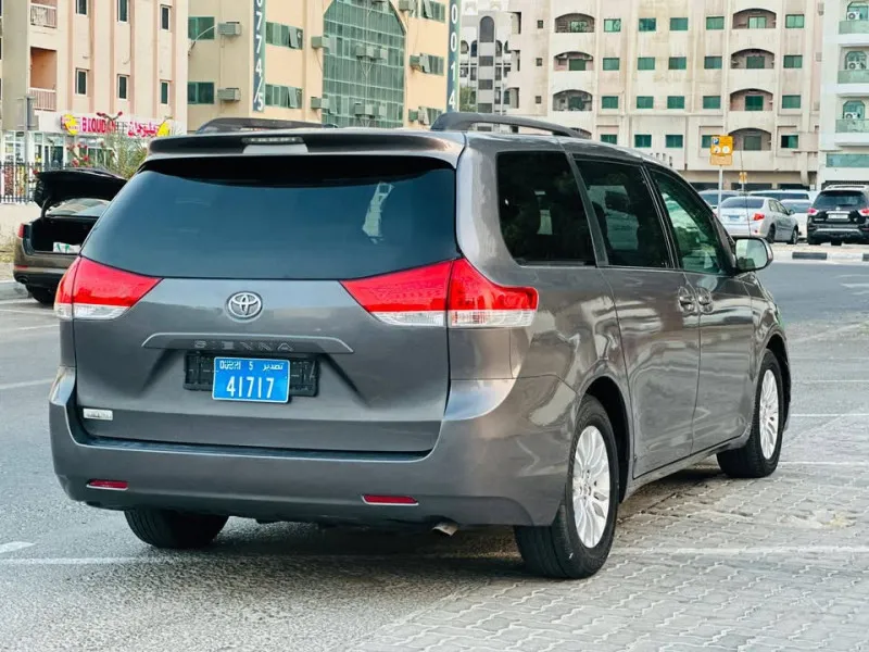 2012 Toyota Sienna in Dubai