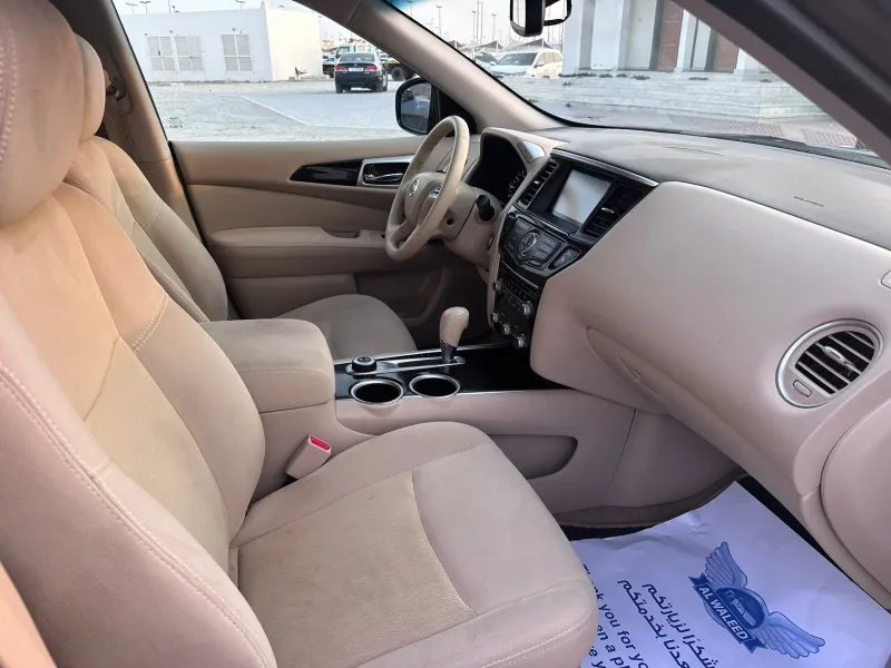 2015 نيسان باثفايندر in Dubai