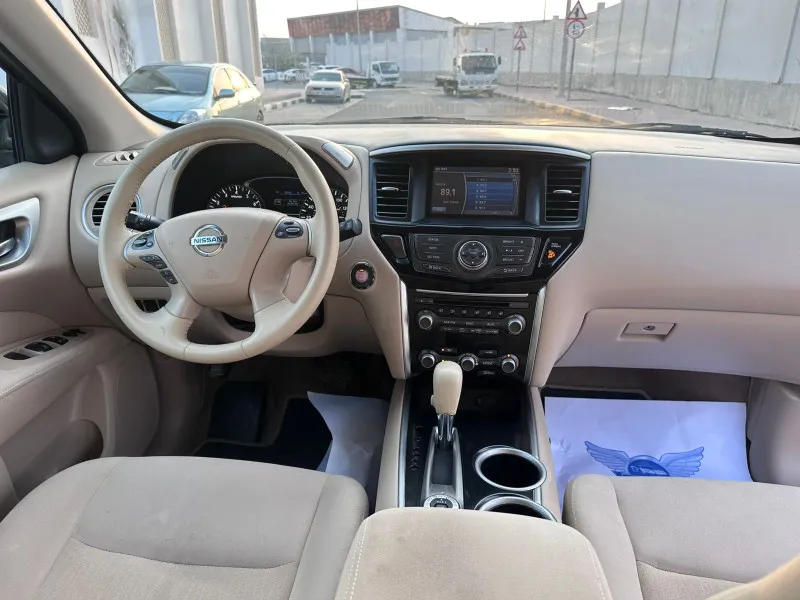 2015 نيسان باثفايندر in Dubai
