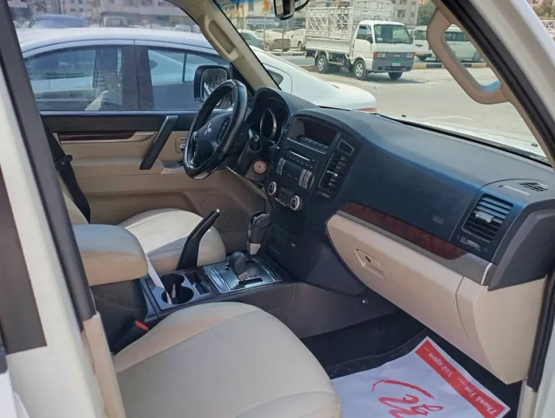 2014 ميتسوبيشي باجيرو in Dubai