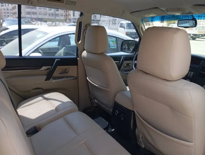 2014 ميتسوبيشي باجيرو in Dubai