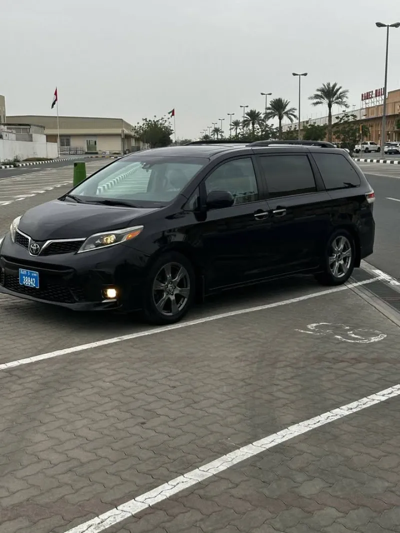 2018 Toyota Sienna in Dubai