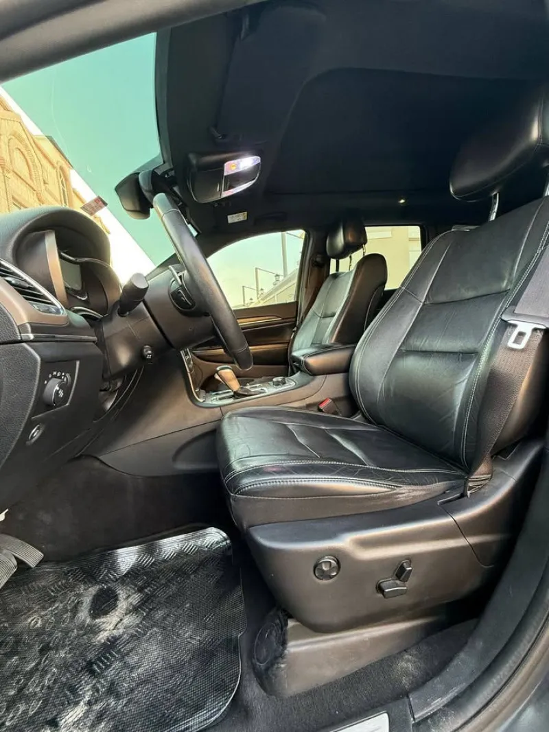 2016 Jeep Grand Cherokee in Dubai