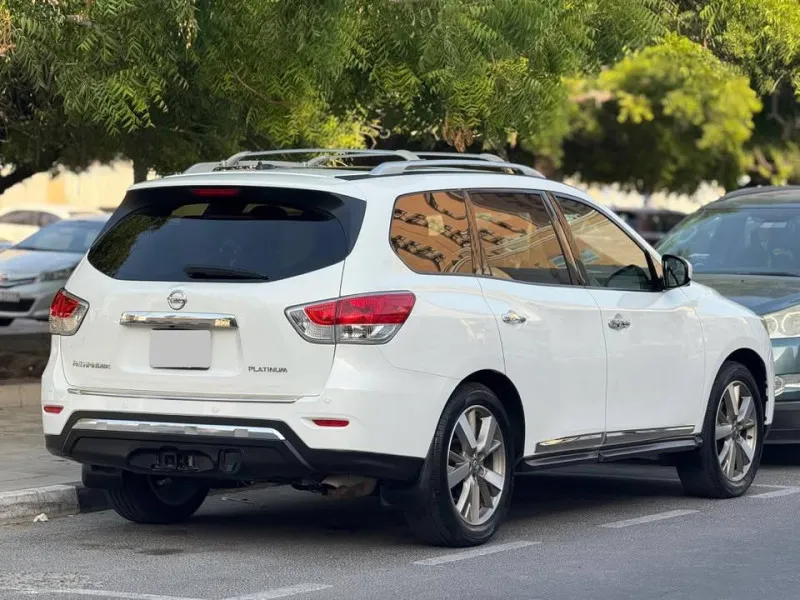 2014 نيسان باثفايندر in Dubai