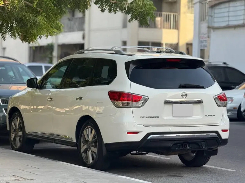 2014 نيسان باثفايندر in Dubai