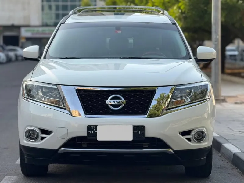 2014 نيسان باثفايندر in Dubai
