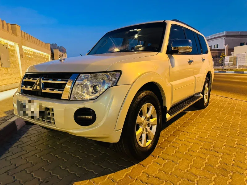 2012 ميتسوبيشي باجيرو in Dubai