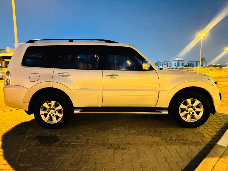 2012 ميتسوبيشي باجيرو in Dubai