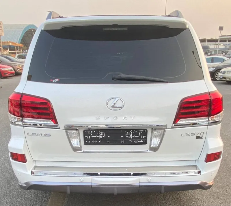 2011 لكزس أل أكس ٥٧٠ in Dubai