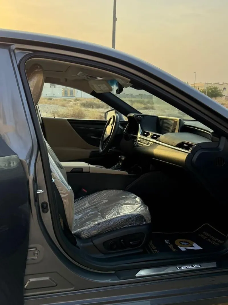 2021 Lexus ES in Dubai