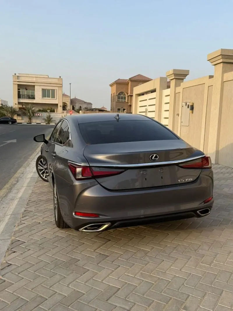2021 Lexus ES in Dubai