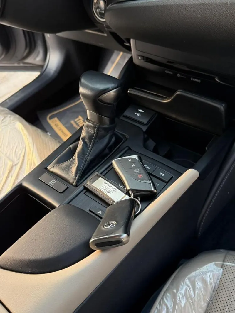 2021 Lexus ES in Dubai