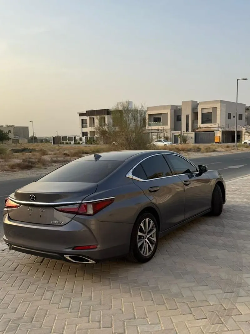 2021 Lexus ES in Dubai